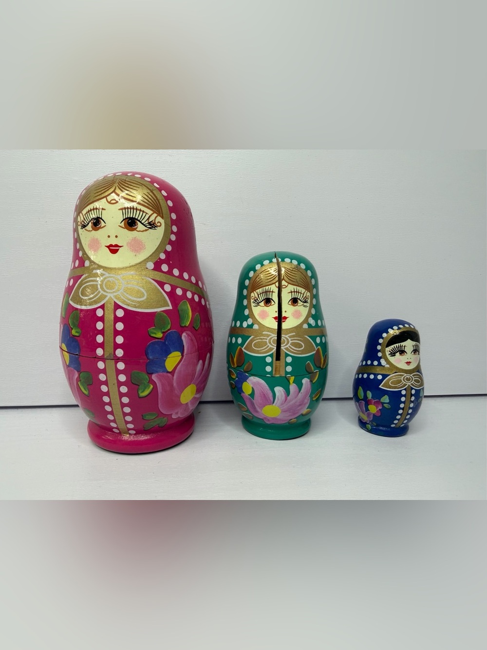 Vintage Wooden Nesting Dolls Matryoshka Set of 3 Green Pink Blue READ DESC